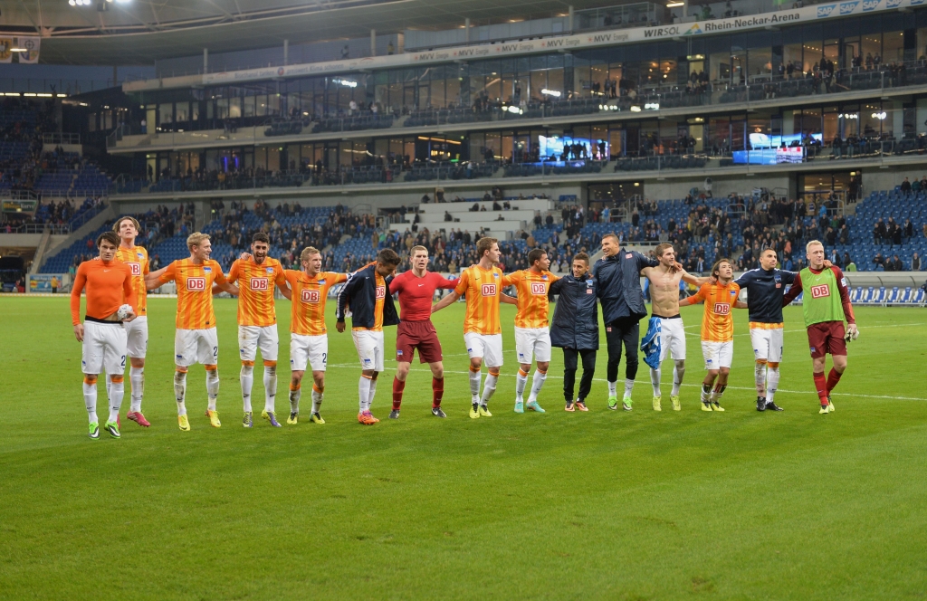 Foto: City-Press GmbH - Jubel nach dem Spiel vor der Kurve
