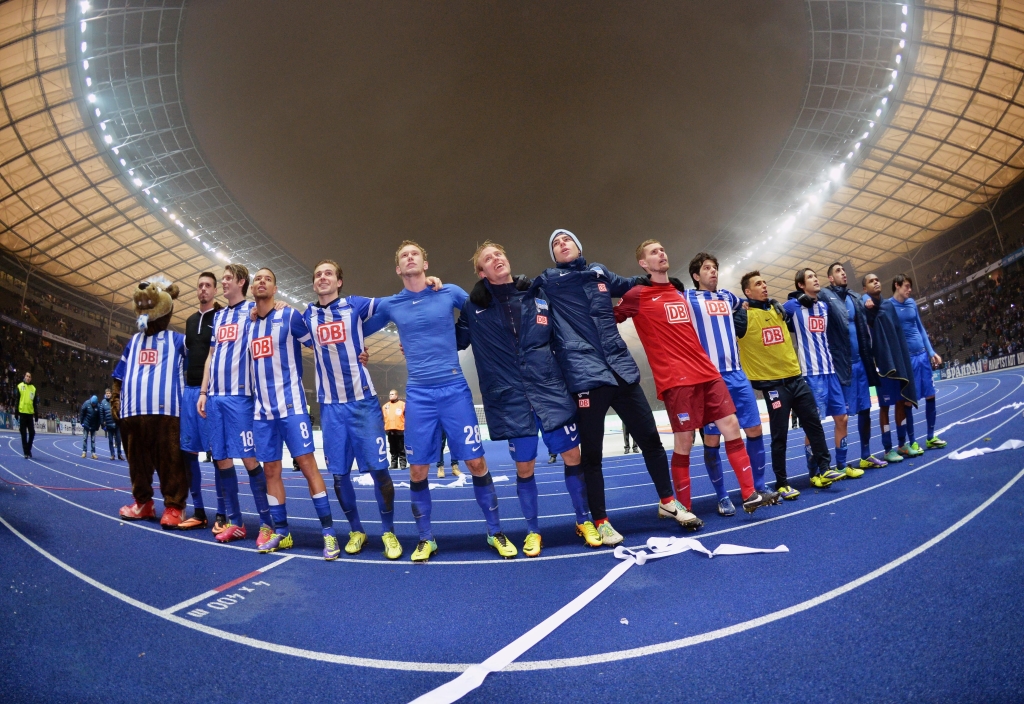 Foto: City-Press GmbH - Jubel vor der Ostkurve nach dem Spiel